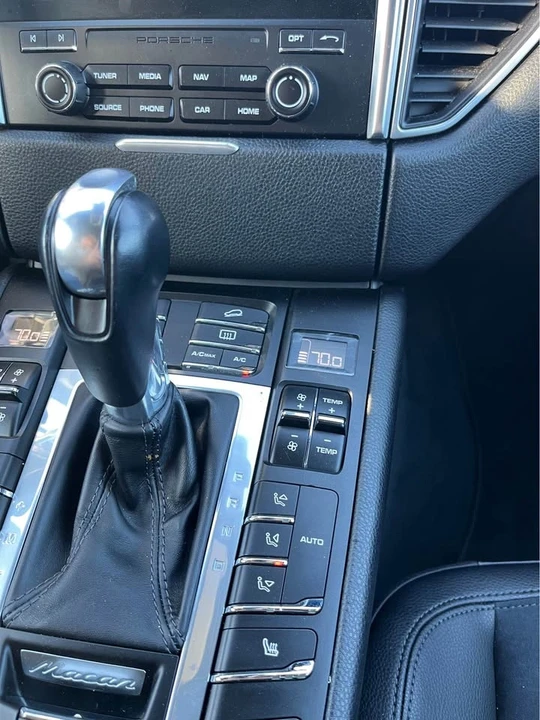 2018 Porsche Macan - Image 15 of 18