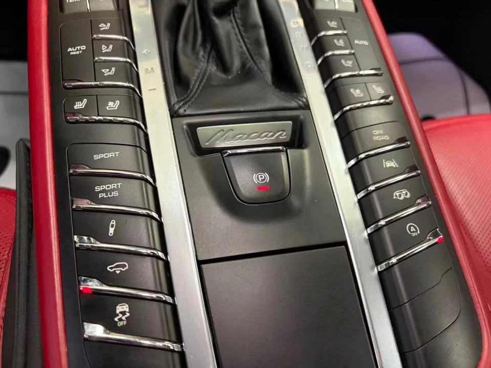 2018 Porsche Macan - Image 10 of 11
