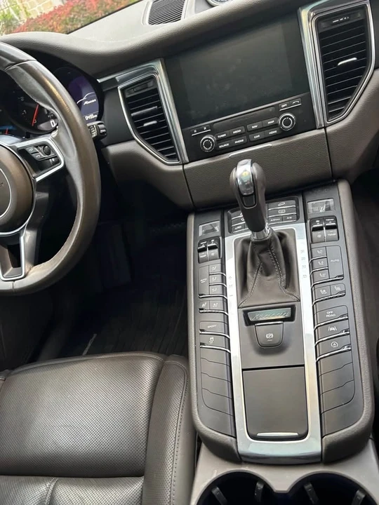 2018 Porsche Macan - Image 9 of 14