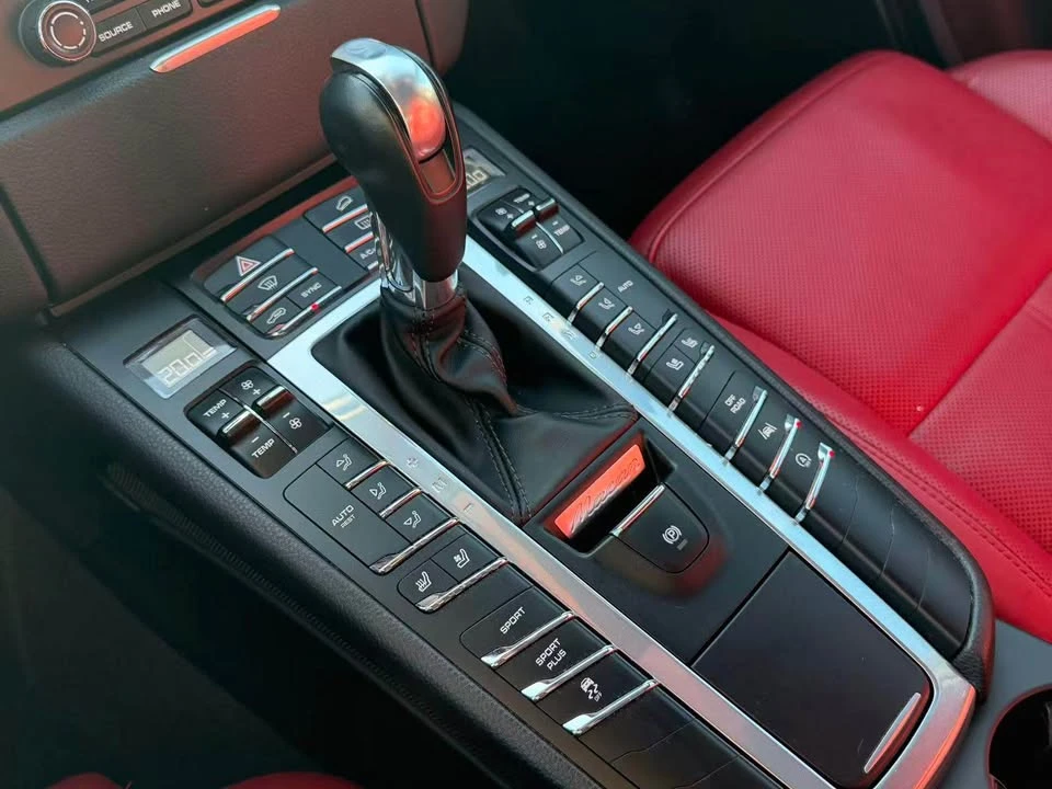 2018 Porsche Macan - Image 14 of 19