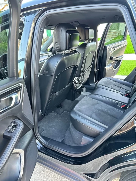 2018 Porsche Macan - Image 16 of 19