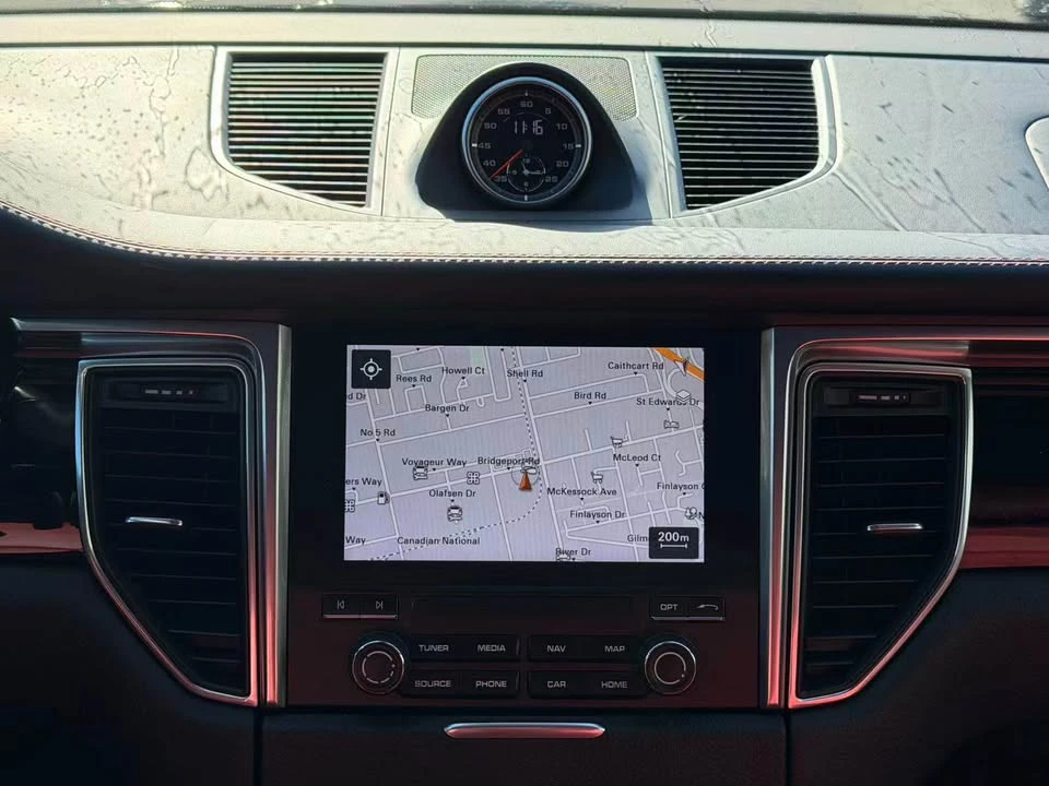 2018 Porsche Macan - Image 16 of 19