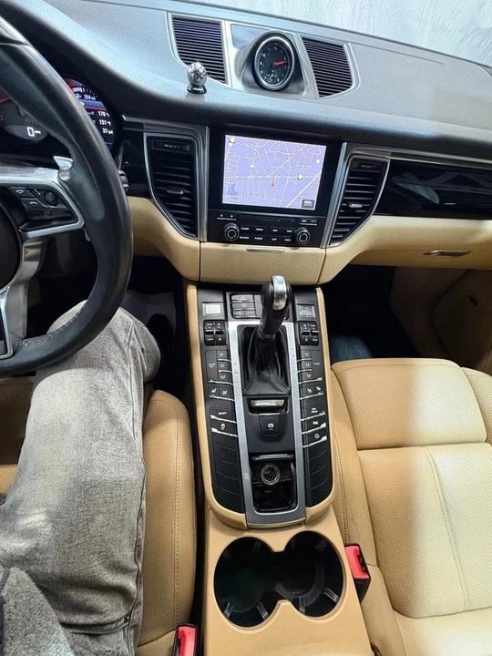 2018 Porsche Macan - Image 16 of 17