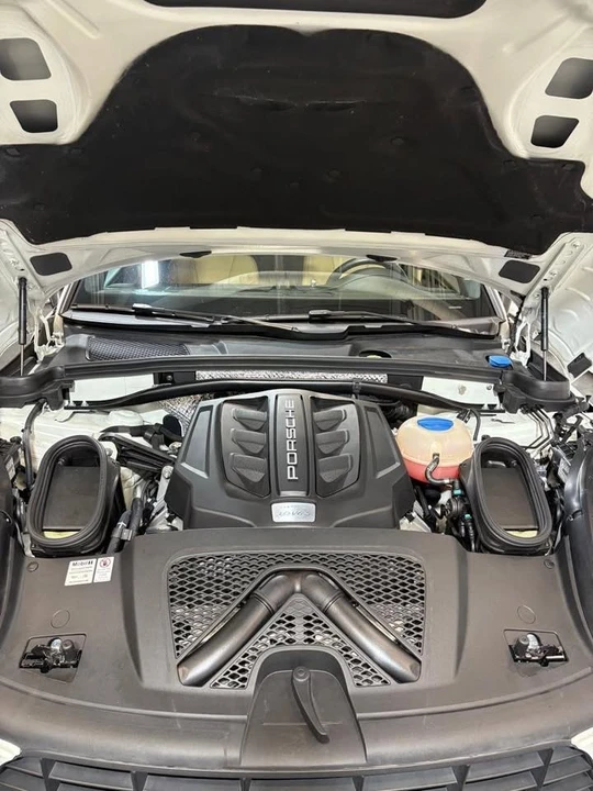 2018 Porsche Macan - Image 11 of 17