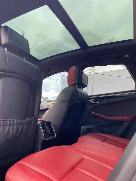 2018 Porsche Macan - Image 9 of 14