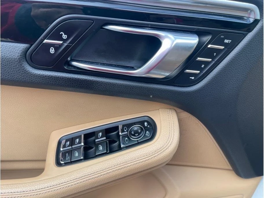 2018 Porsche Macan - Image 12 of 20