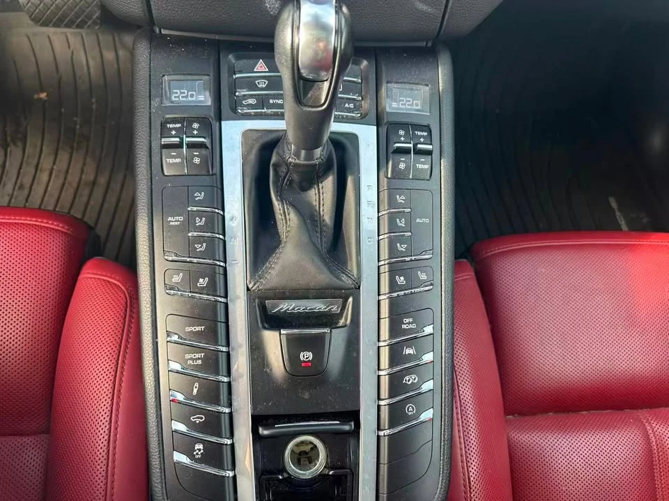 2018 Porsche Macan - Image 16 of 19