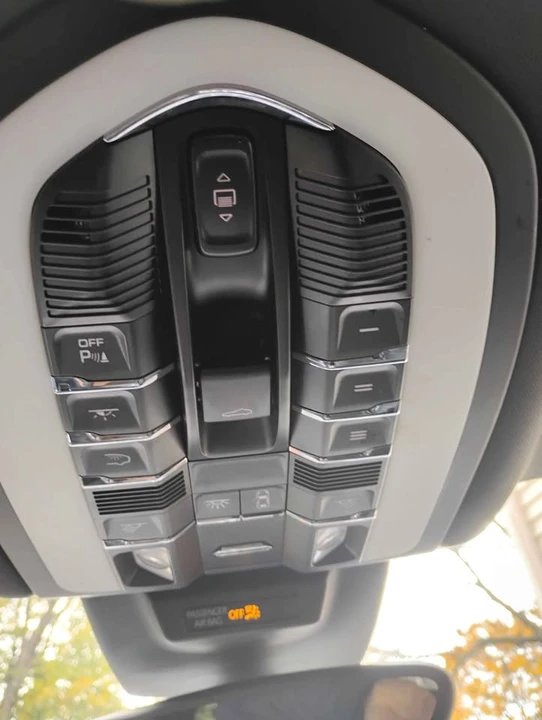2018 Porsche Macan - Image 12 of 15