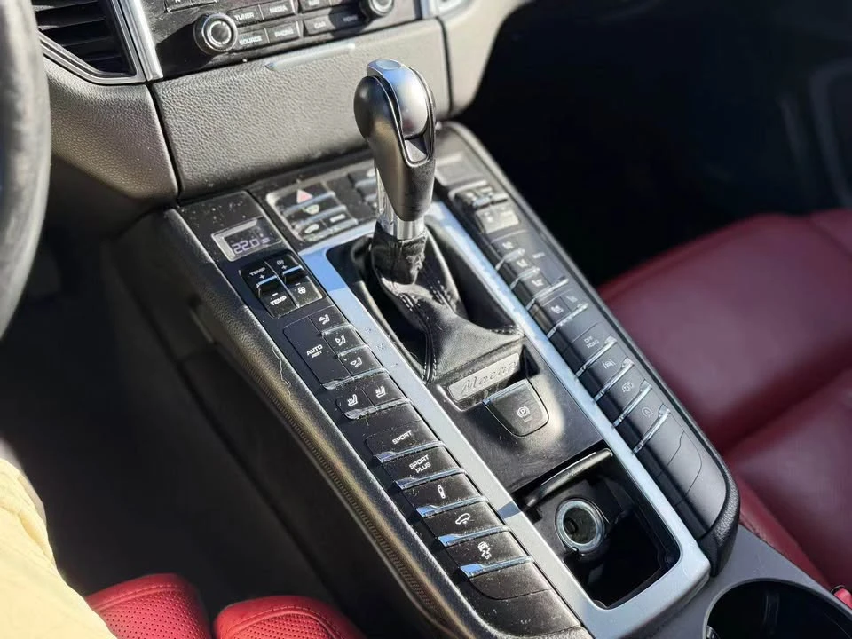 2018 Porsche Macan - Image 17 of 19
