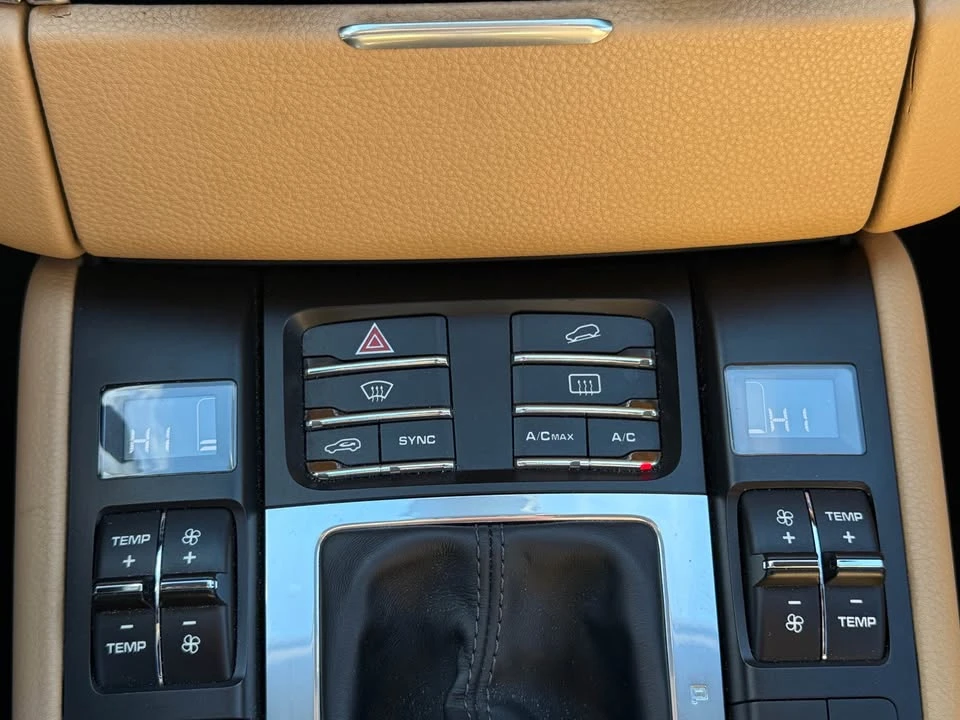 2018 Porsche Macan - Image 16 of 18