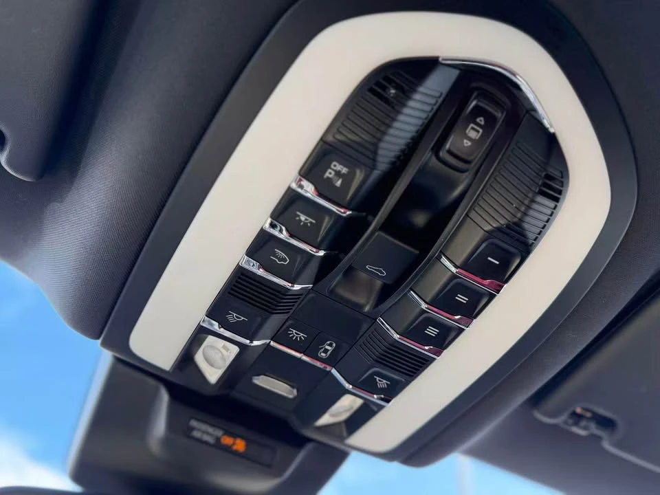 2018 Porsche Macan - Image 19 of 19