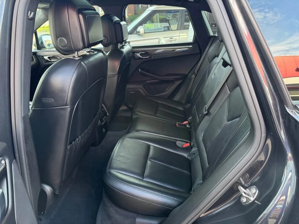 2018 Porsche Macan - Image 13 of 16