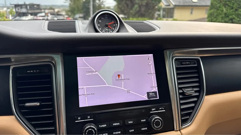 2018 Porsche Macan - Image 18 of 20