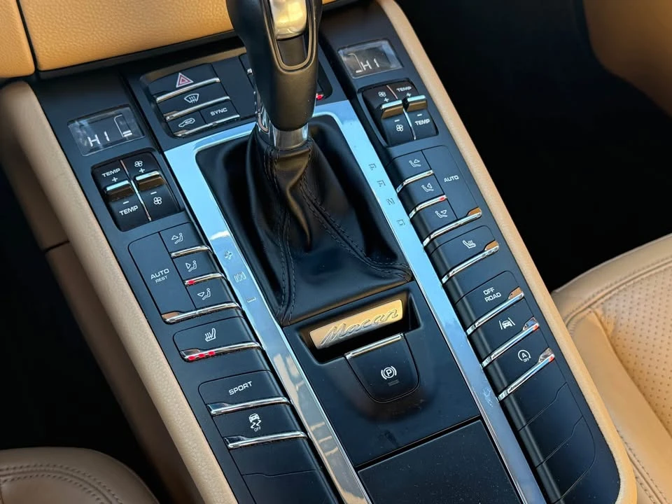 2018 Porsche Macan - Image 15 of 18