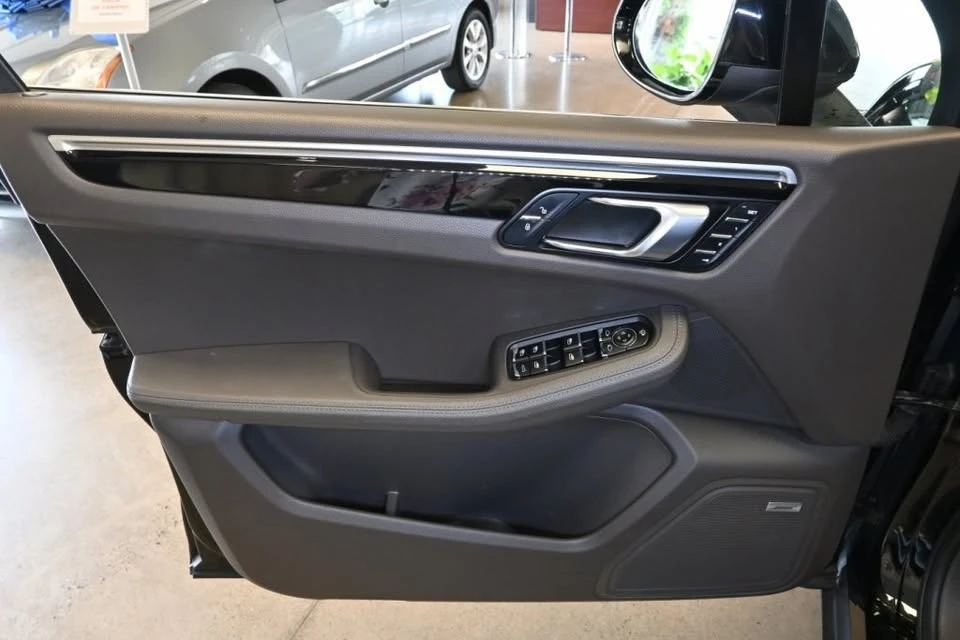 2018 Porsche Macan - Image 12 of 19