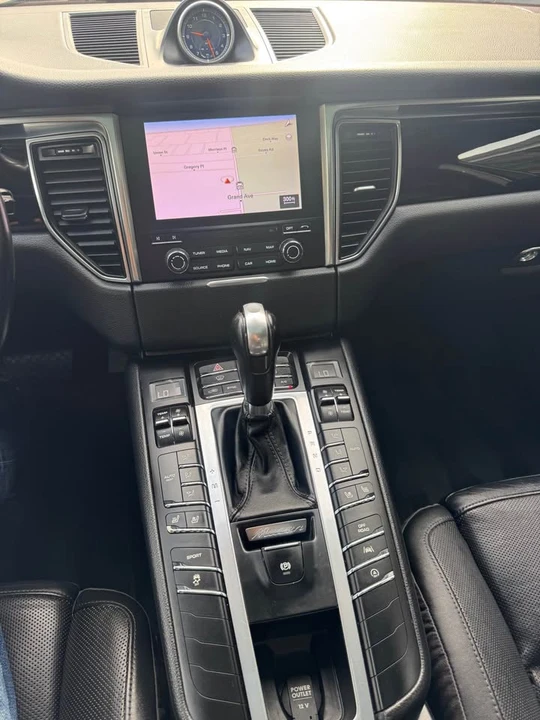 2018 Porsche Macan - Image 16 of 20