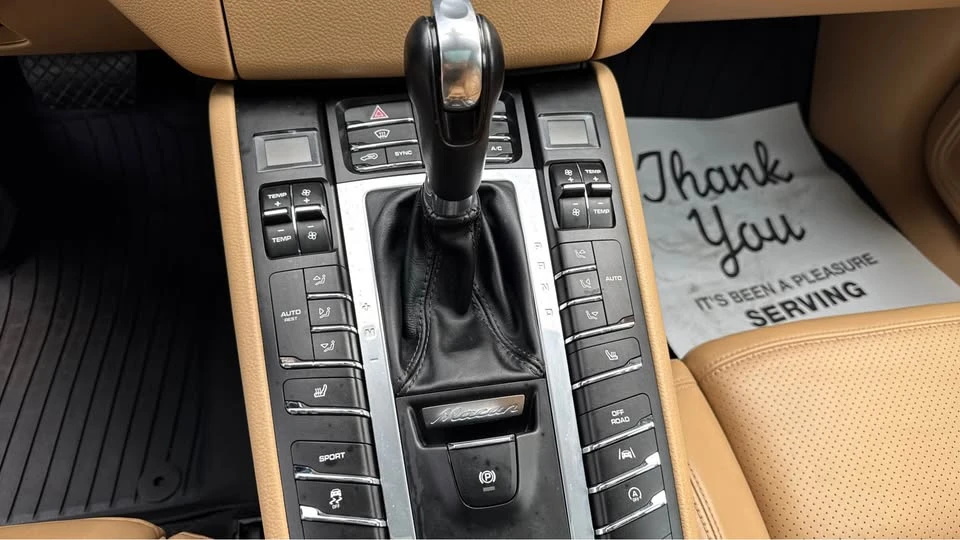 2018 Porsche Macan - Image 17 of 20