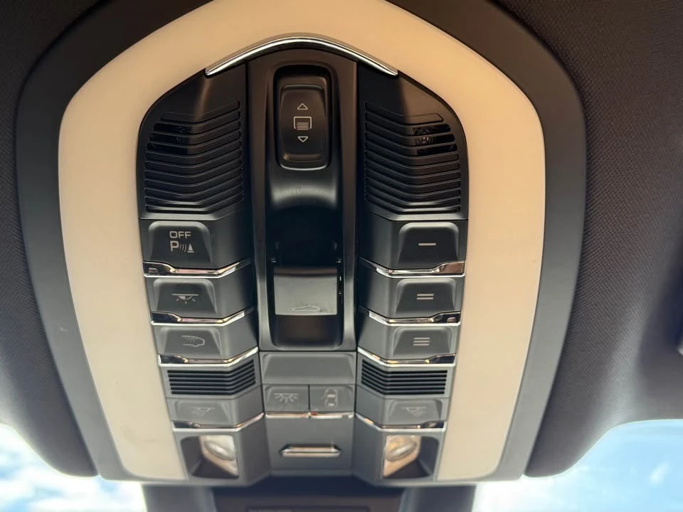 2018 Porsche Macan - Image 17 of 18