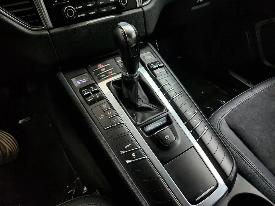 2018 Porsche Macan - Image 18 of 20
