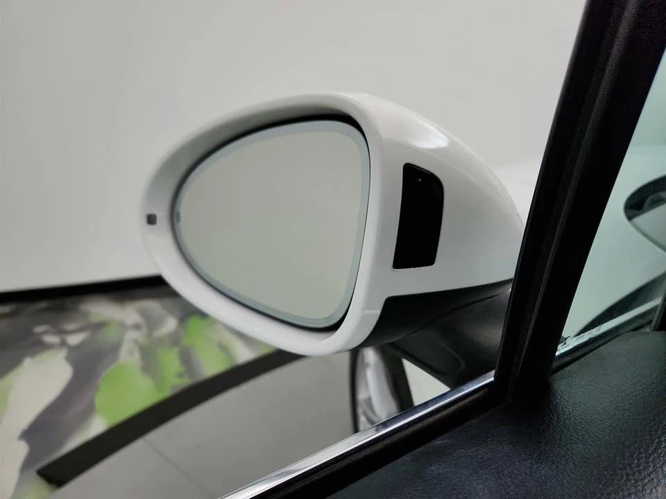 2018 Porsche Macan - Image 15 of 20