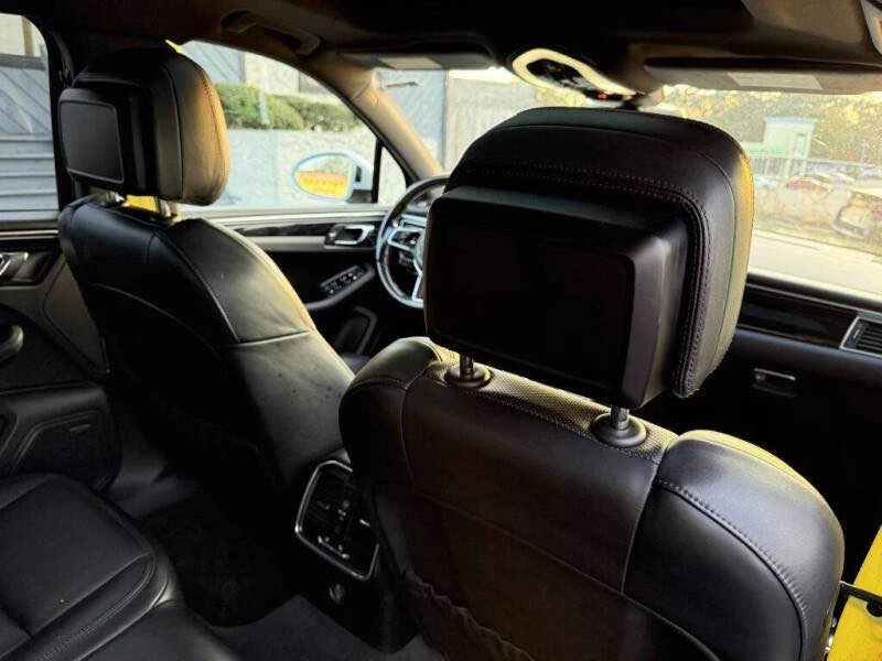 2018 Porsche Macan - Image 9 of 11