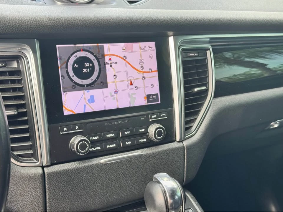 2018 Porsche Macan - Image 10 of 11