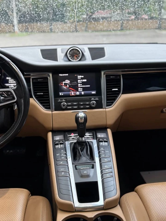 2018 Porsche Macan - Image 9 of 11
