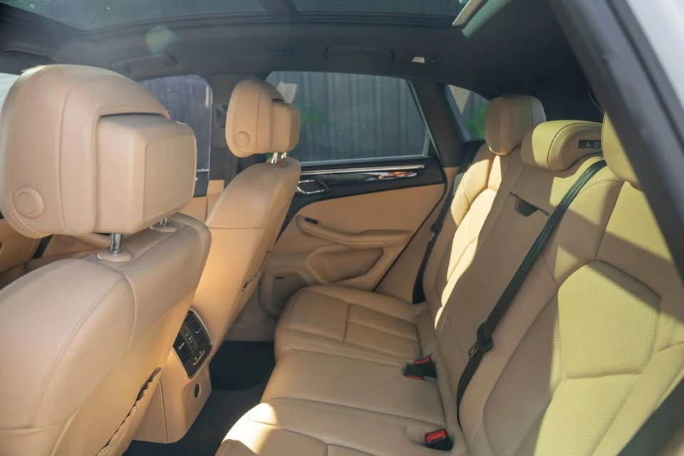 2018 Porsche Macan - Image 14 of 16