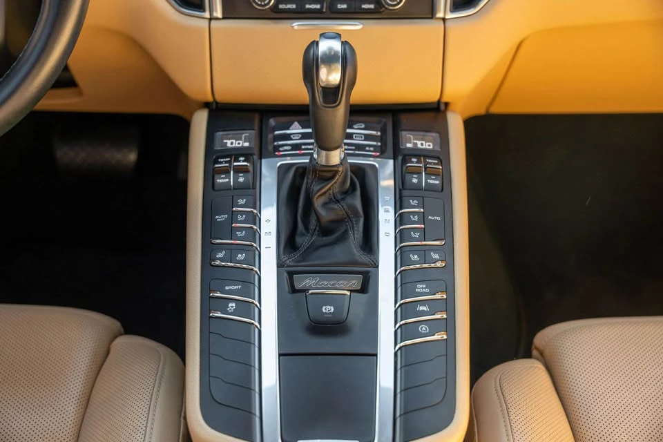 2018 Porsche Macan - Image 13 of 16
