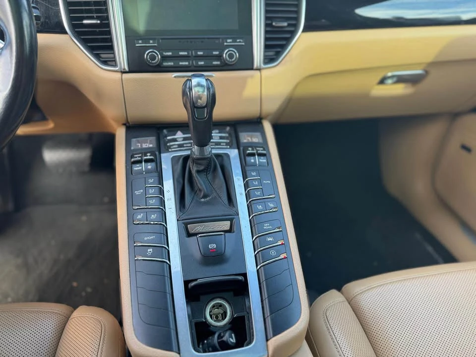 2018 Porsche Macan - Image 9 of 16
