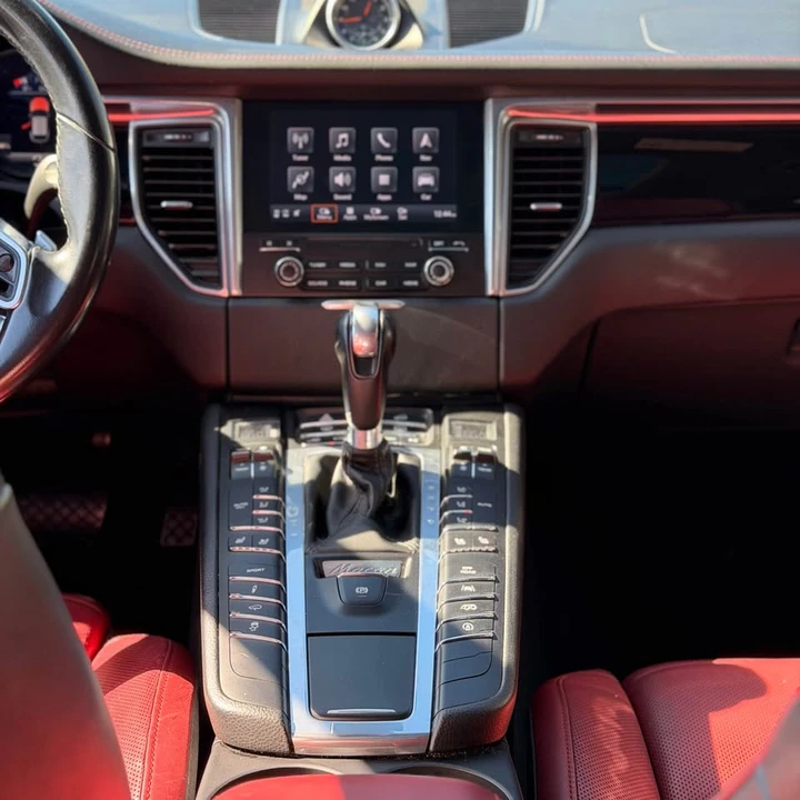 2018 Porsche Macan - Image 11 of 16