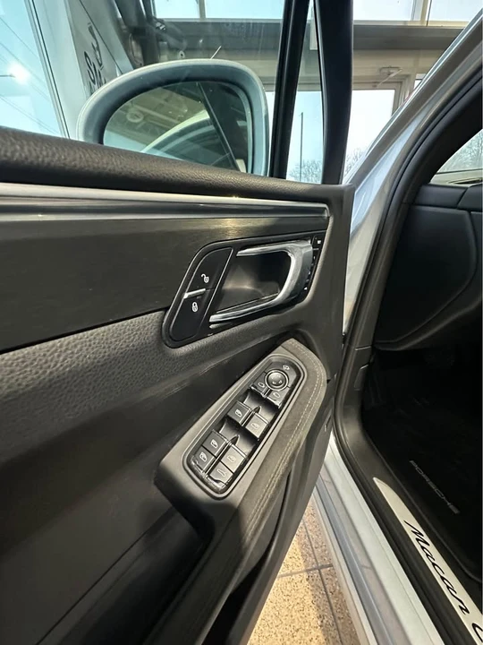 2018 Porsche Macan - Image 7 of 10