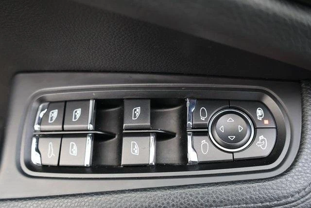 2018 Porsche Macan - Image 15 of 18
