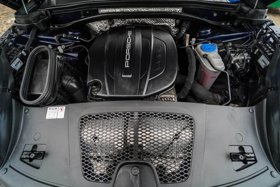2018 Porsche Macan - Image 16 of 17