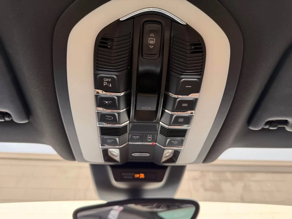 2018 Porsche Macan - Image 11 of 15