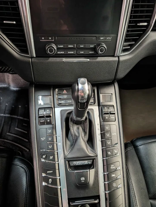 2018 Porsche Macan - Image 9 of 12