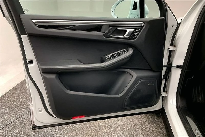 2018 Porsche Macan - Image 11 of 15