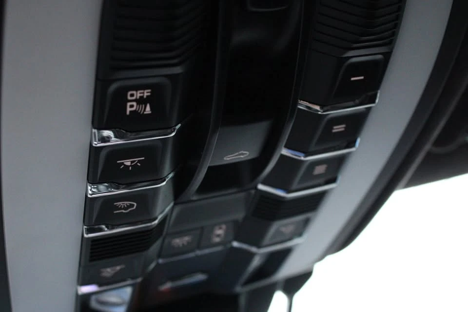 2018 Porsche Macan - Image 16 of 20