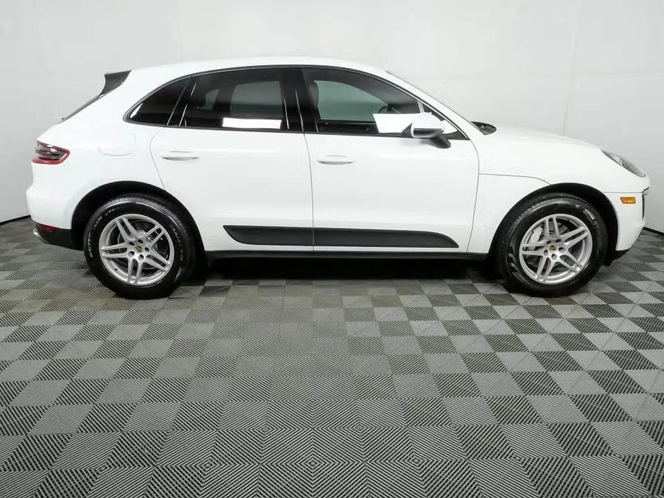 2018 Porsche Macan - Image 17 of 19