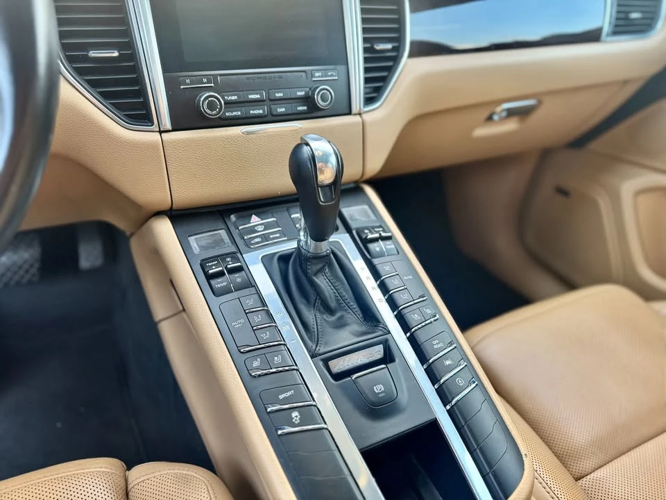 2018 Porsche Macan - Image 15 of 18