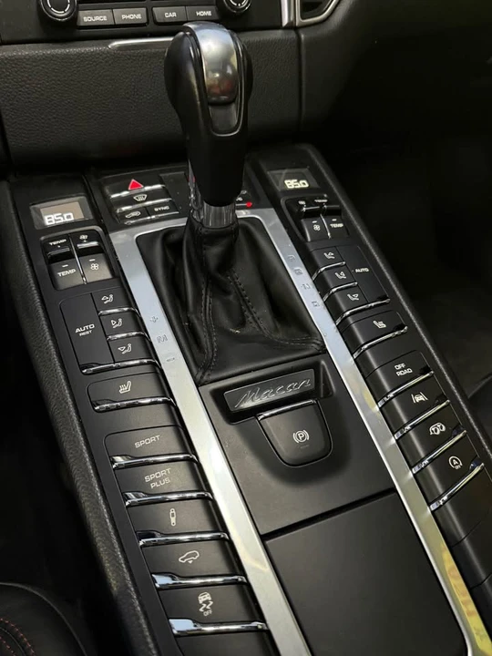 2018 Porsche Macan - Image 15 of 17