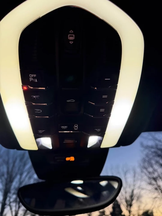 2018 Porsche Macan - Image 15 of 16