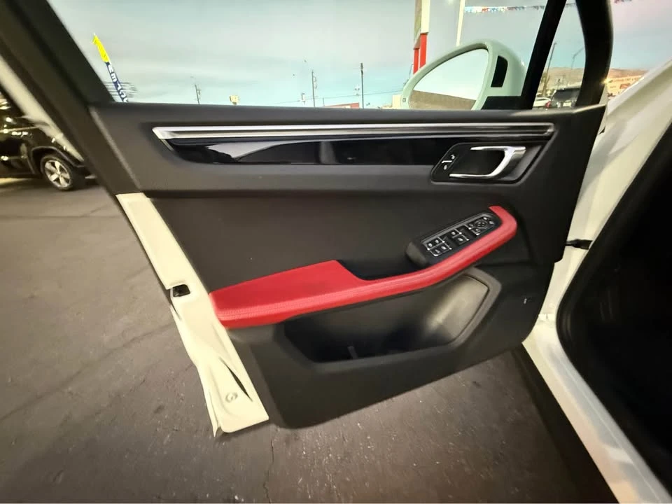 2018 Porsche Macan - Image 9 of 17