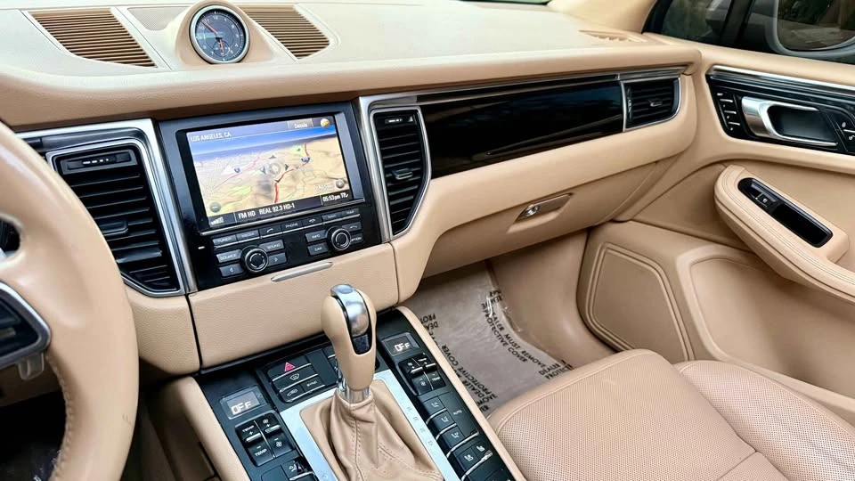 2018 Porsche Macan - Image 15 of 20