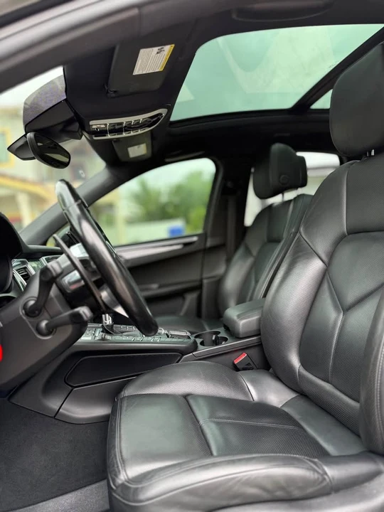 2018 Porsche Macan - Image 17 of 20