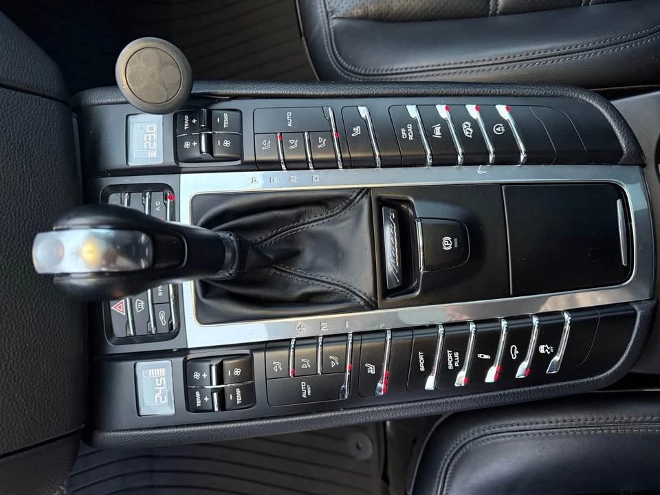 2018 Porsche Macan - Image 12 of 19