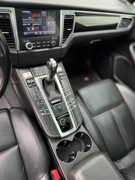 2018 Porsche Macan - Image 18 of 20