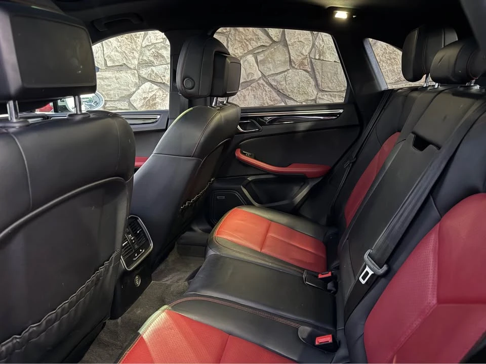 2018 Porsche Macan - Image 11 of 17