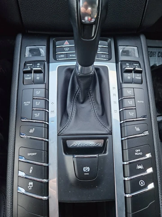 2018 Porsche Macan Turbo - Image 9 of 20