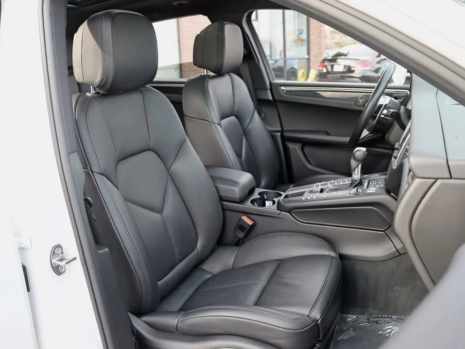 2018 Porsche Macan - Image 15 of 20